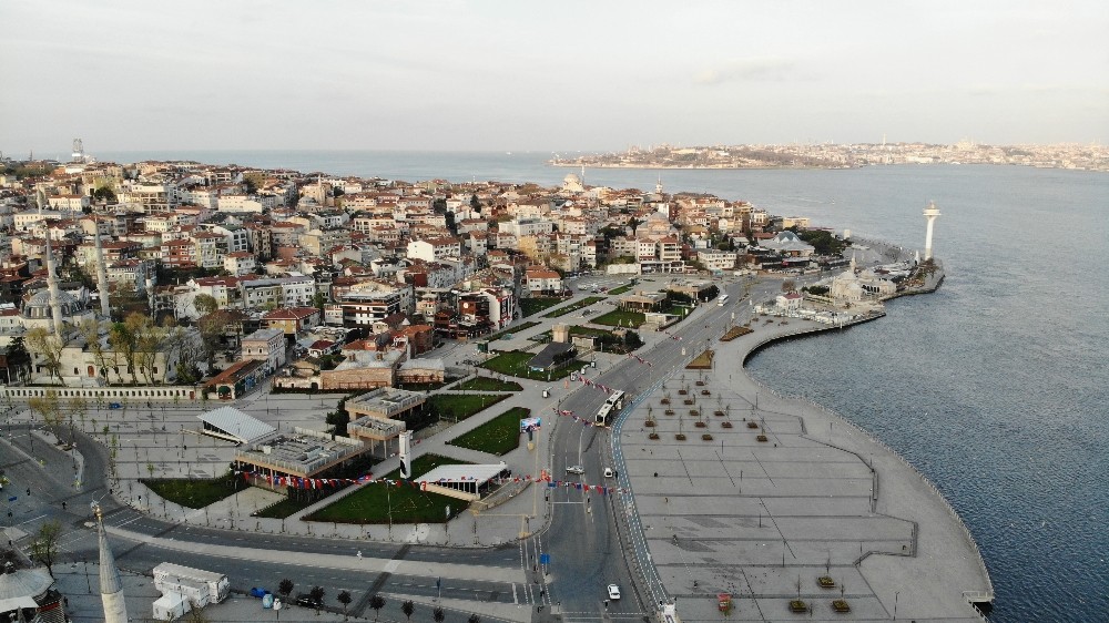 4 günlük sokağa çıkma kısıtlaması nedeniyle Üsküdar Meydanı boş kaldı 