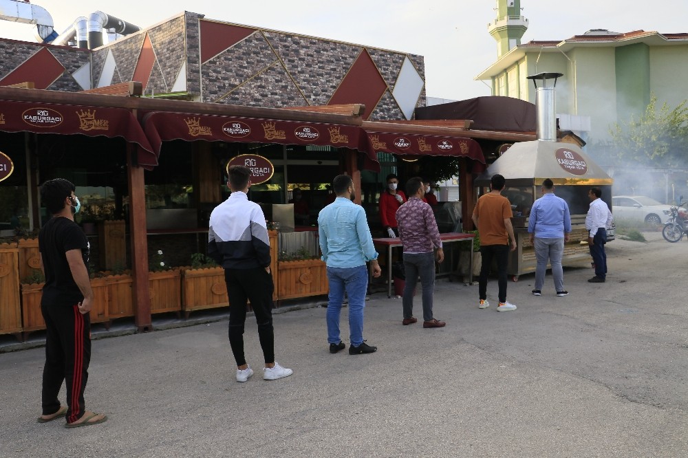 4 günlük sokağa çıkma kısıtlaması öncesi Adanalılar kebapçılara akın etti 