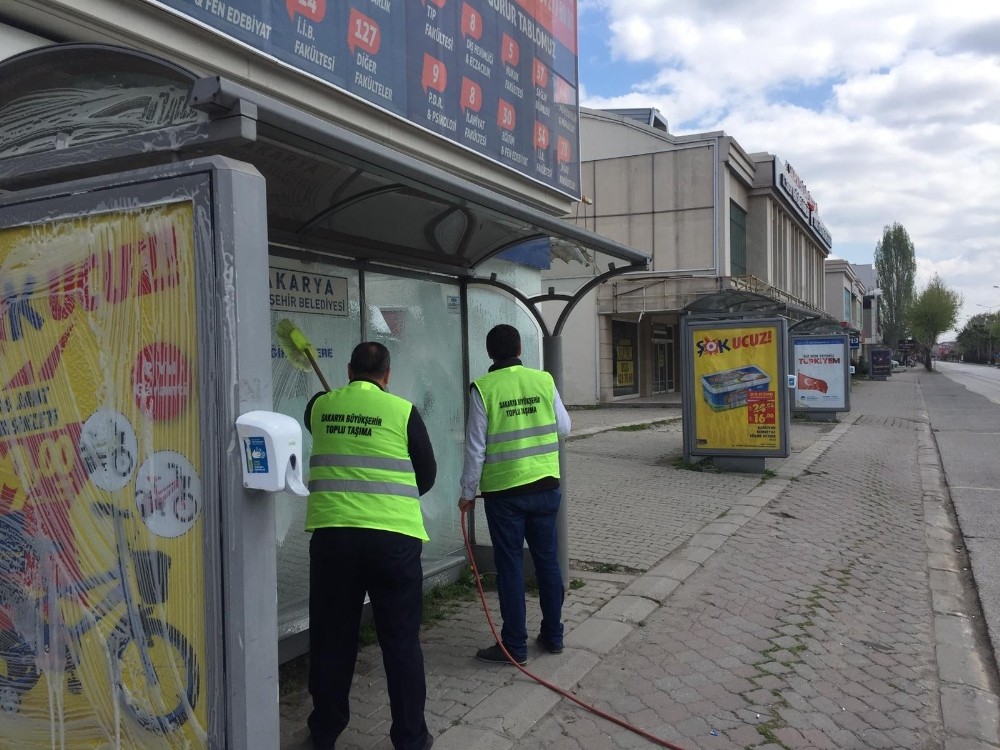 4 günlük sokağa çıkma kısıtlamasında Sakarya’da duraklar Büyükşehir ile temizleniyor 