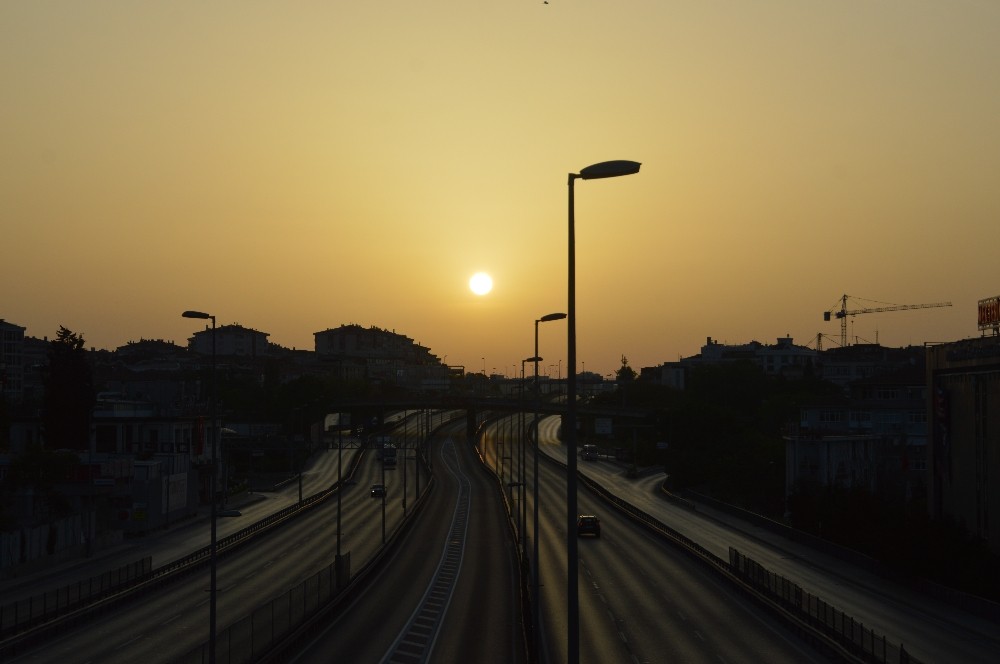 4 günlük sokağa çıkma kısıtlamasının son gününde E-5 karayolu boş kaldı 