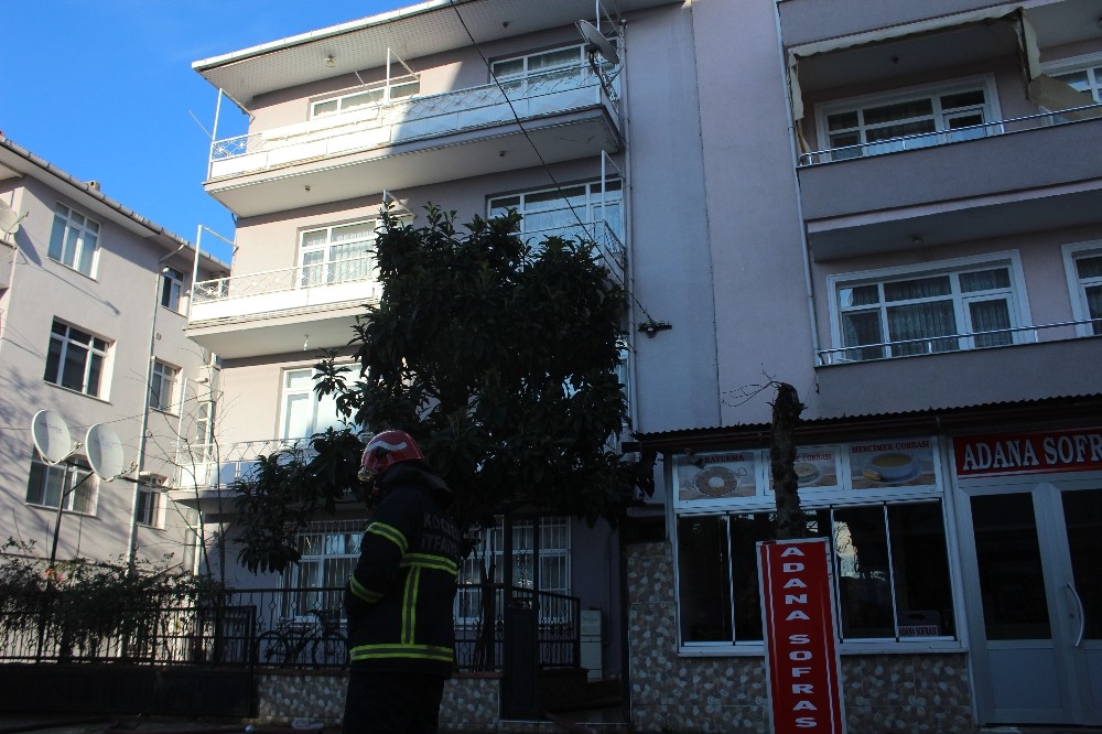 4 katlı binada çıkan yangın paniğe neden oldu 