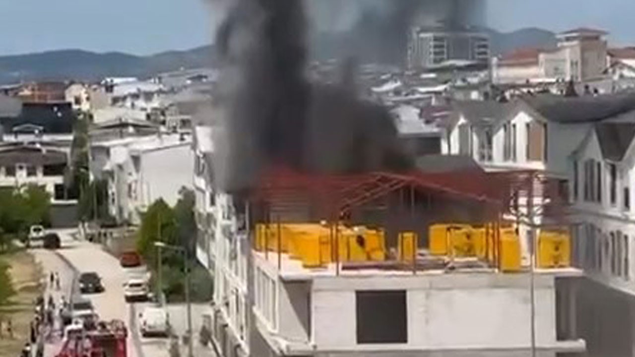 4 katlı binada yangın paniği! Kullanılamaz hale geldi