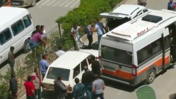 4 kişi aracın önünü kesti! Dolmuş şoförü bir anda...