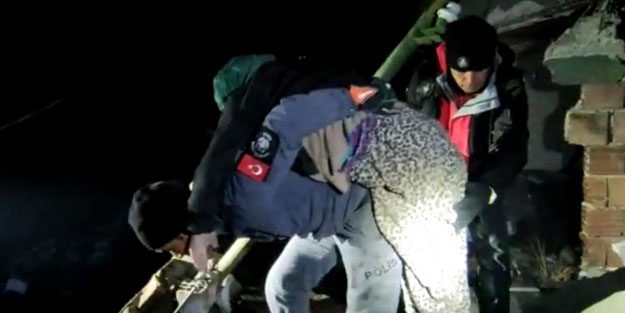 4 kişilik aileyi enkaz altından kurtaran polislerimiz yaşlı teyzeyi sırtında taşıdı!