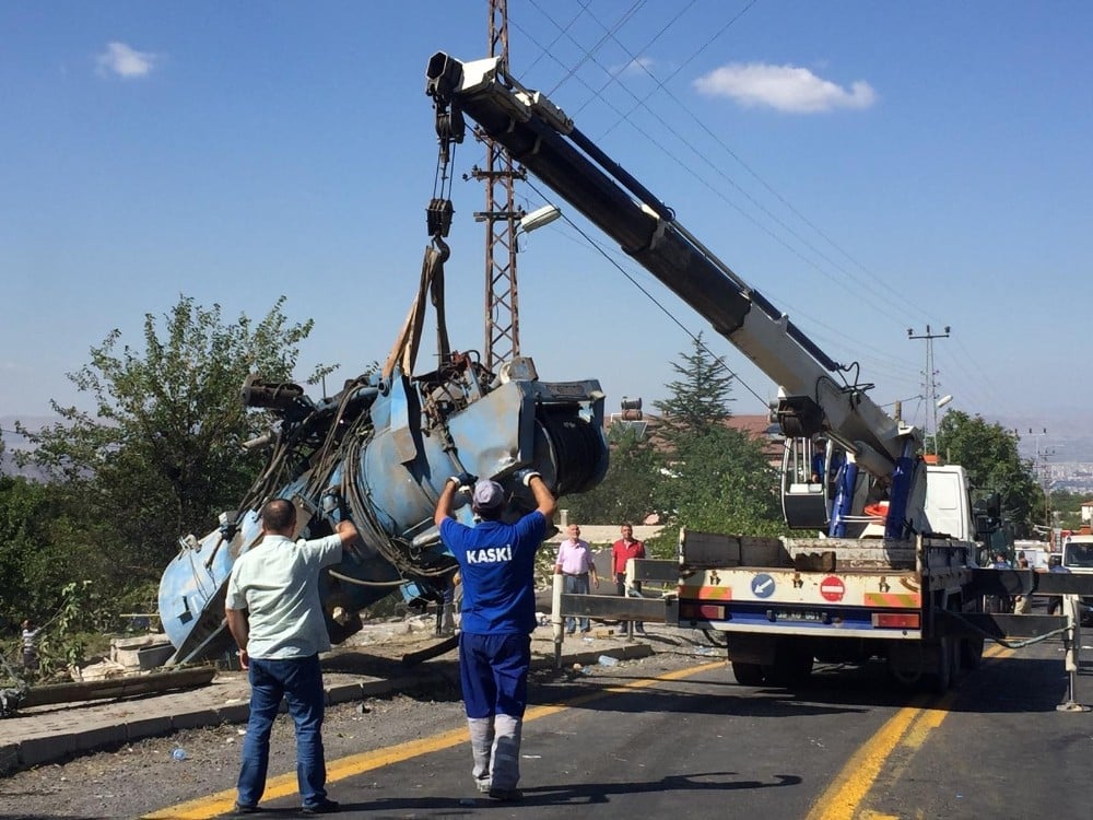 4 kişinin hayatını kaybettiği kazada iş makinesi olay yerinden kaldırıldı 