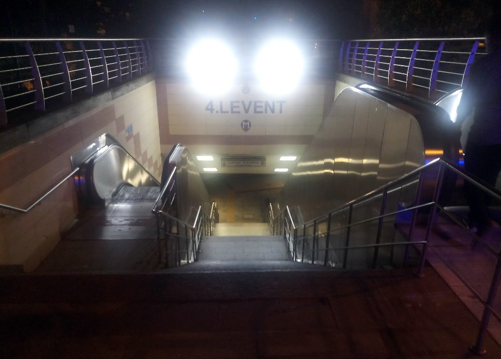 4. Levent Metro istasyonunda bir kadın kendini raylara attı 