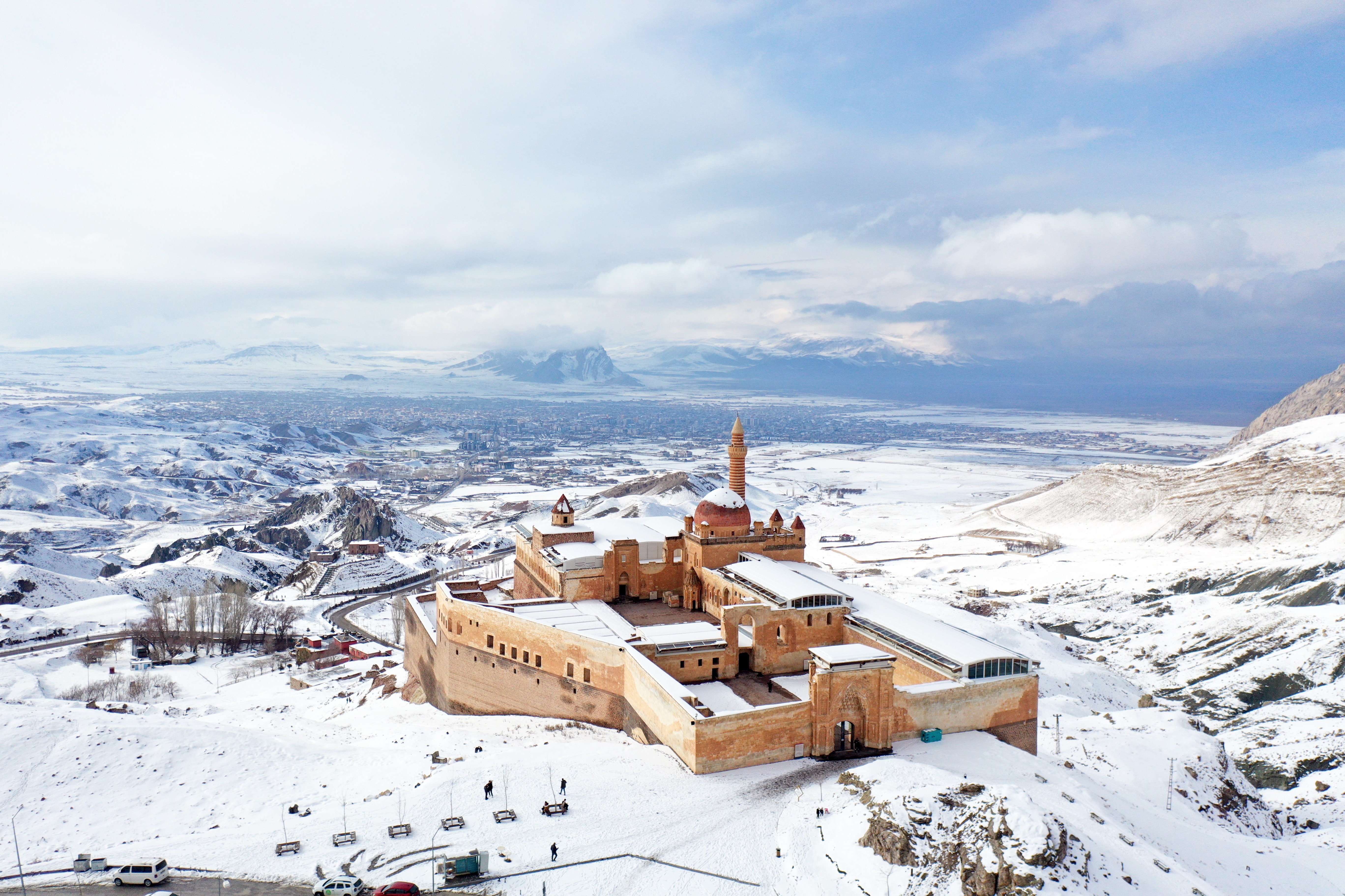 4 mevsim ayrı güzel! Osmanlı, Selçuklu mimarisinden izler taşıyan tarihi İshak Paşa Sarayı martta karla kaplandı!