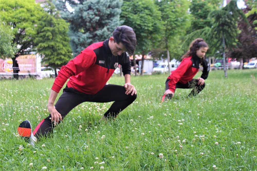 4 saatlik izinlerini karate antrenmanıyla değerlendiriyorlar 