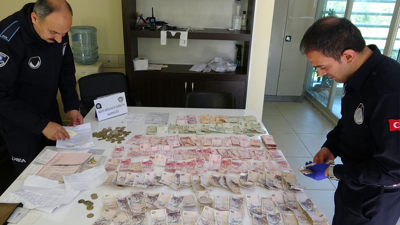 4 saatte servet topladı! Emekli dilencinin üzerinden bakın neler çıktı