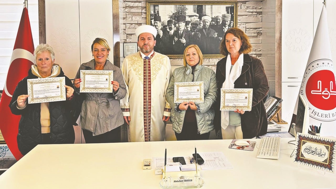 4 yabancı kadın İslâm’la şereflendi