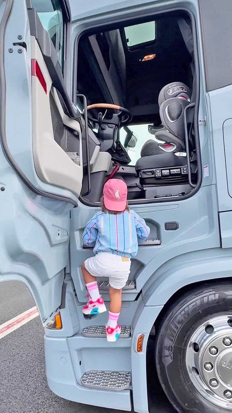 4 yaşında ama TIR kullanıyor