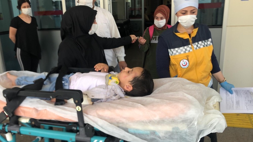 4 yaşındaki çocuğa minibüs çarptı 