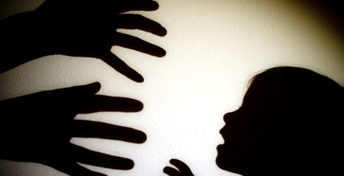 4 yaşındaki çocuğu dövüp presli çöp kamyonuna attı