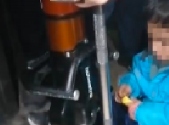 4 yaşındaki çocuğun bacağı asansör ile duvar arasına sıkıştı