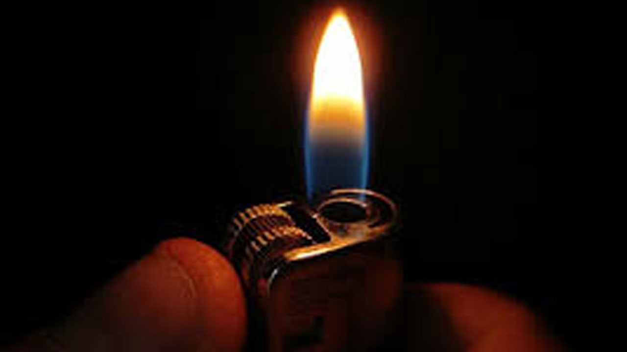 4 yaşındaki çocuk çakmakla yatağını yaktı