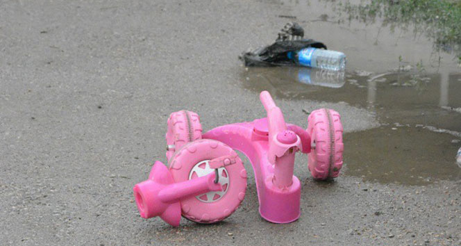 4 yaşındaki çocuk çöp kamyonunun altında can verdi