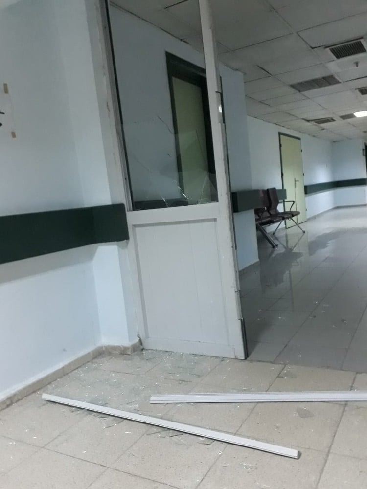 4 yaşındaki çocuk hayatını kaybetti, yakınları sağlık çalışanlarına saldırıp, hastaneyi savaş alanına çevirdi 