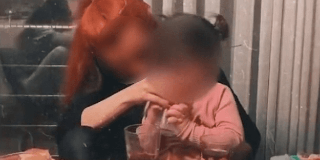 Seküler kafanın çocuk istismarı! 4 yaşındaki kıza rakı içirip sosyal medyada paylaştı!
