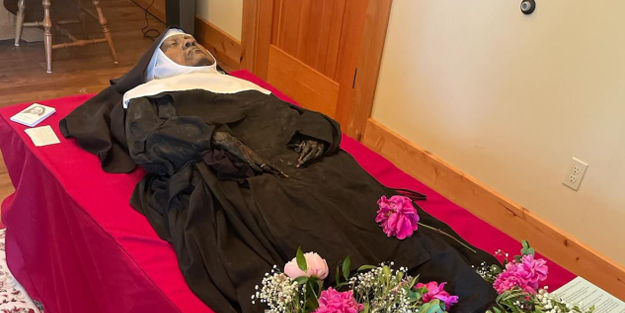 4 yıl önce ölen rahibeyi mezarından çıkarttılar! Cansız bedenini 'Mucize' diye sergiliyorlar...