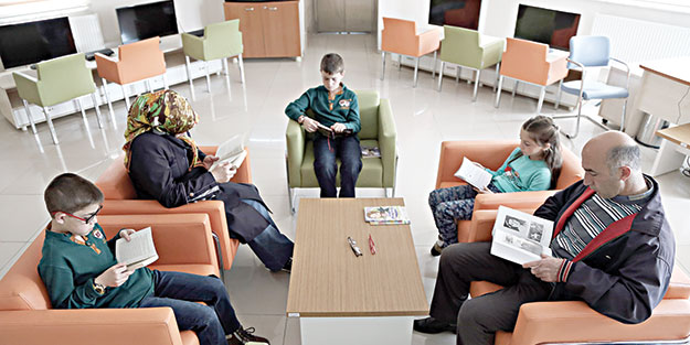 4 yıldır hafta sonu ailece kütüphanedeler!