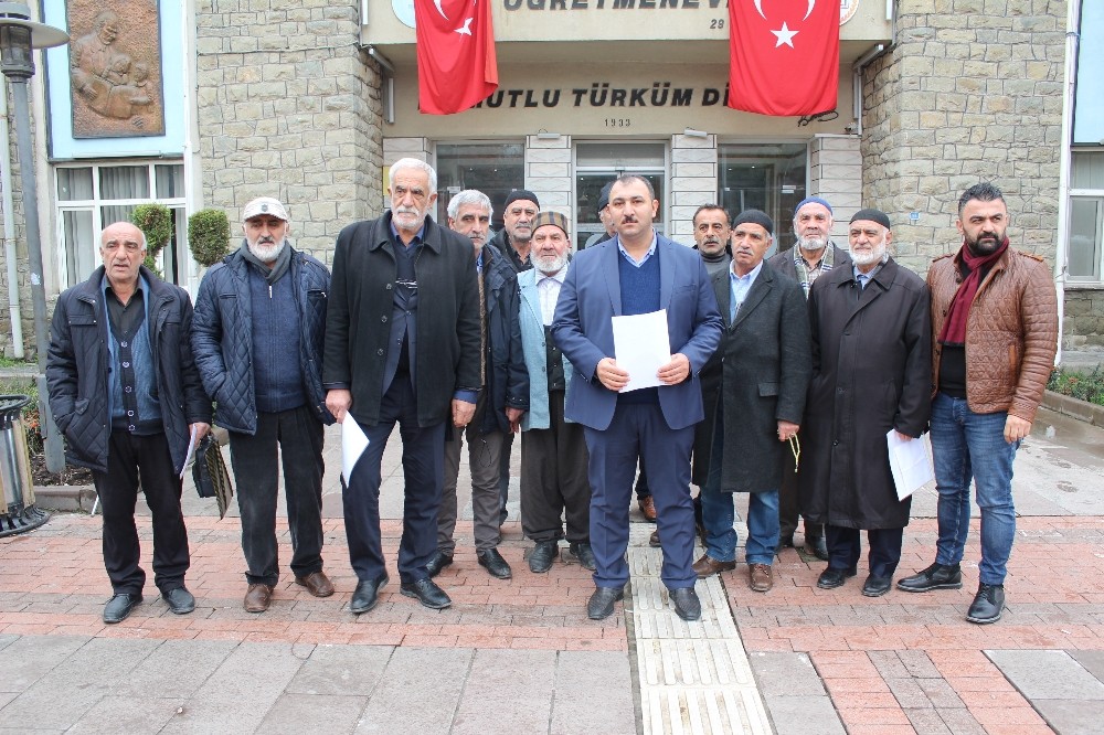 4 yıldır köydeki evine elektrik bağlanmayınca basın açıklaması yaptı 
