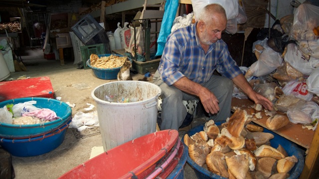 40 evi var ama ekmek topluyor!