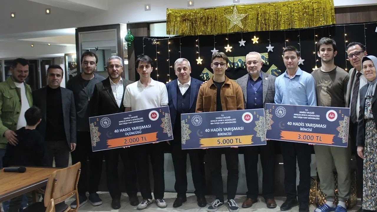40 hadis ezberleyen gençler ödüllerini dualarla aldı
