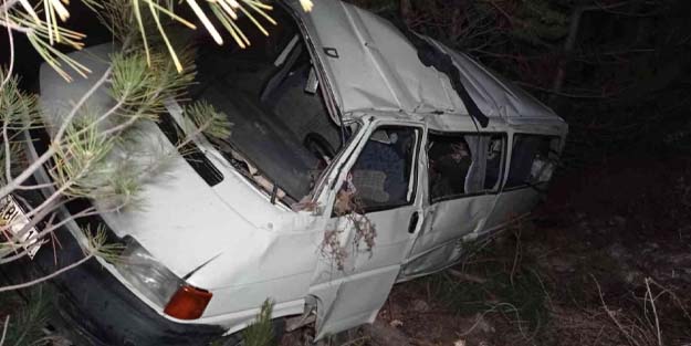 40 metreden uçuruma yuvarlanan minibüs ağaca çarparak asılı kaldı