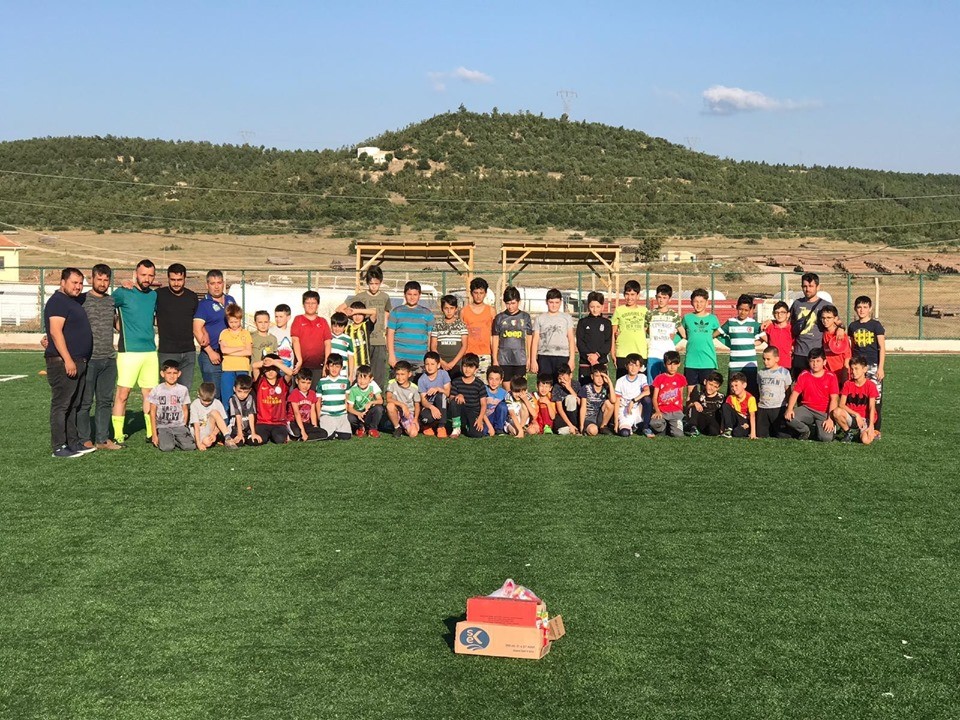 40 öğrenci yaz futbol okulunda eğitim görüyor 