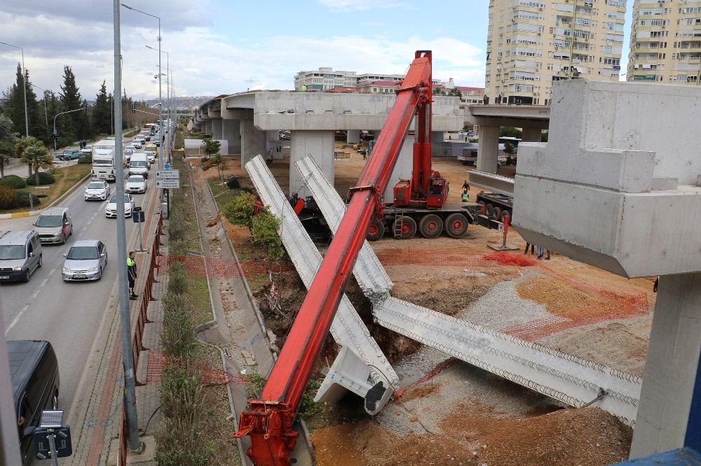 40 tonluk beton kirişi taşıyan vincin bomu kırıldı 