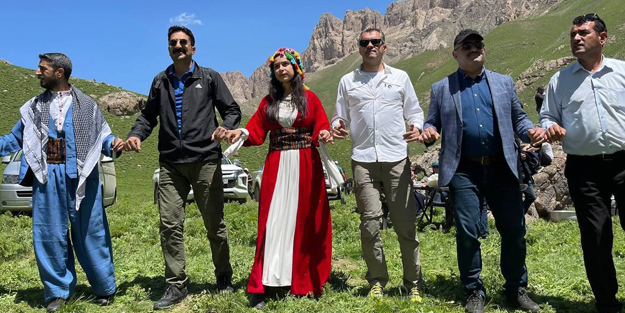 40 yıl aradan sonra bir ilk! Teröristlerin kol gezdiği bölgede halaylar çekildi