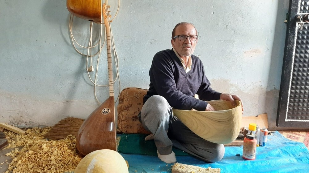 40 yıldır dut ağacı kütüklerini saza dönüştürüyor 