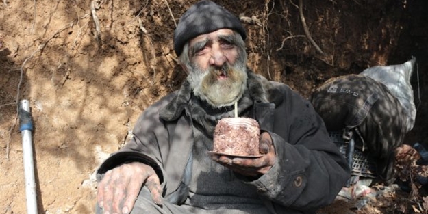 40 yıldır mağarada yaşıyor, 3 dil biliyor! 