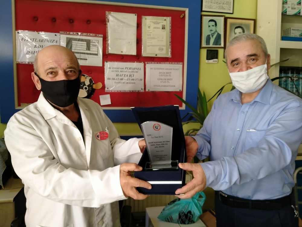 40 yılık eczacıya plaket 