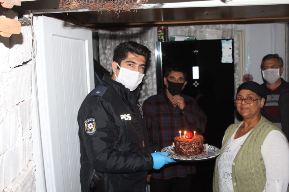 40. yıllarını Vefa ekiplerinin getirdiği pasta ile kutladılar 