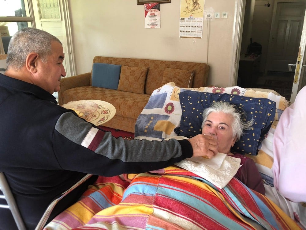 40 yıllık eşine bebek gibi bakıyor 