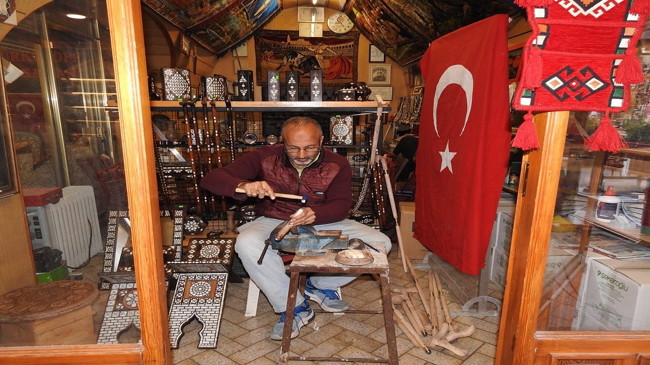 40 yıllık mesleğini yeni nesillere öğretiyor