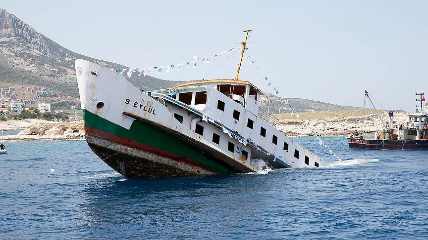40 yıllık vapur batırıldı