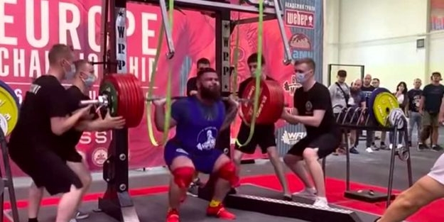 400 kilogram kaldırmaya çalıştı! Canlı yayında dizleri kırıldı