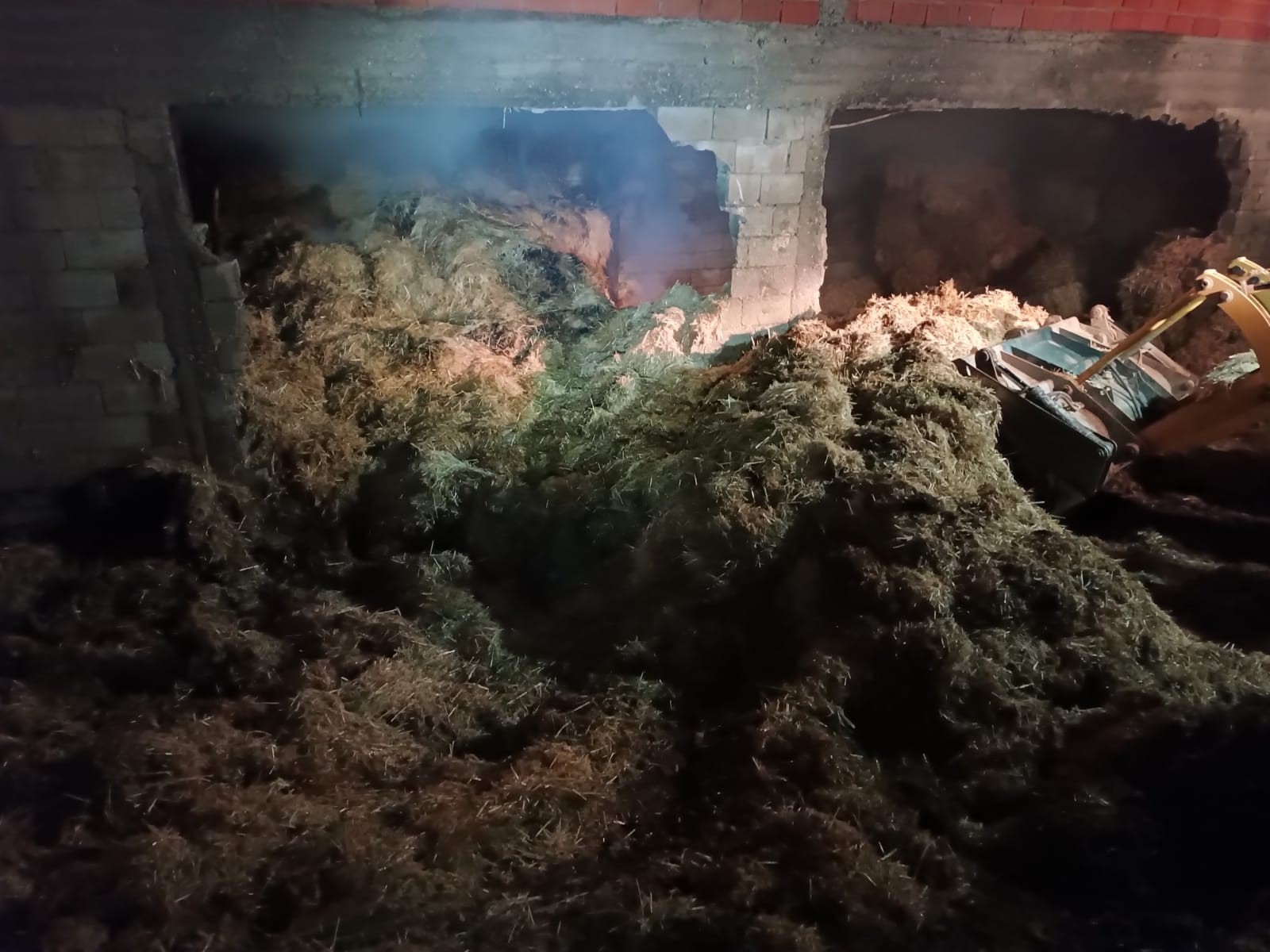 400 saman balyası küle döndü