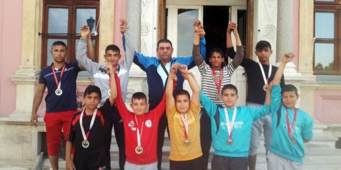 Edirne Belediyesi güreşçileri başarıdan başarıya koşuyor
