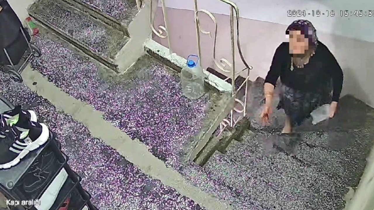 400'den fazla polis geldi! Komşunun kapısını çöplüğe çevirdi