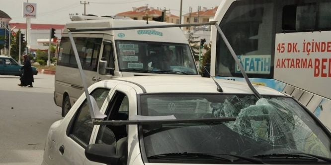 Bilbord park halindeki aracın camına ok gibi saplandı