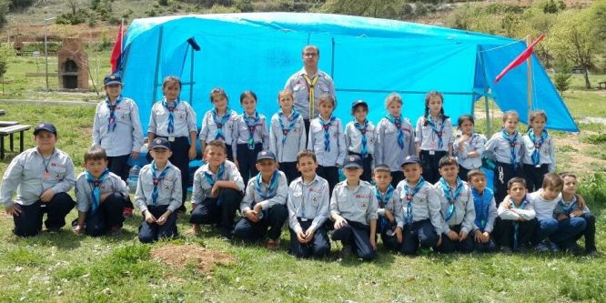 İlkokul öğrencilerinin çadırlı izci kampı