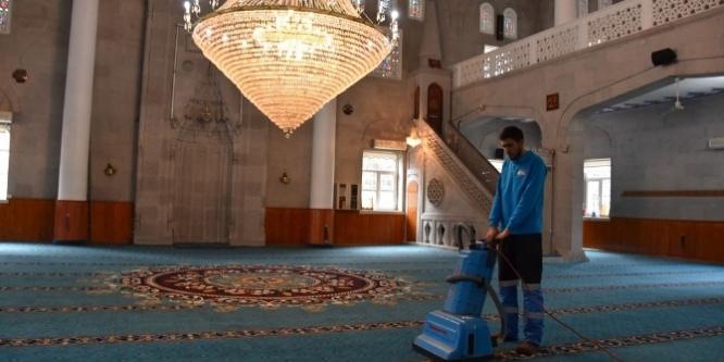 239 Camiyi Periyodik Şekilde Temizliyor