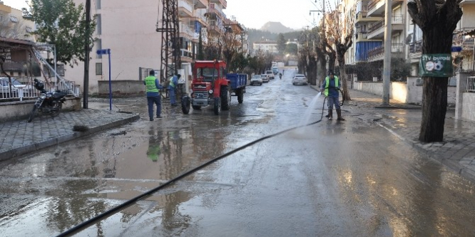 Cadde ve sokaklar temizleniyor