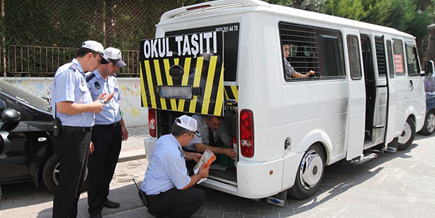 407'si trafikten men edildi! Polis ve jandarmadan okul servis araçlarına 81 ilde sıkı denetim