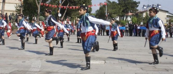 Manisa’nın ilçelerinde 23 Nisan coşkusu