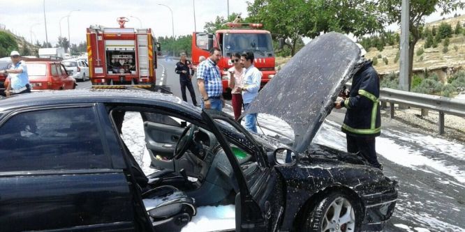 Seyir halindeki otomobil alev aldı