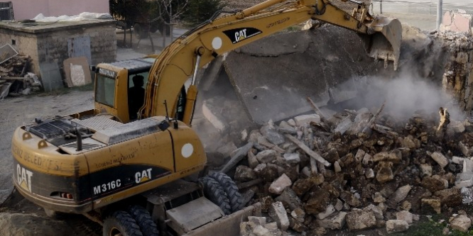 Sel sularının tahrip ettiği ev, sahiplerinin isteği üzerine yıkıldı